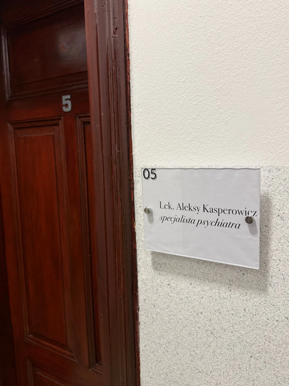 Wejście do gabinetu numer 5 lek. Aleksego Kasperowicza